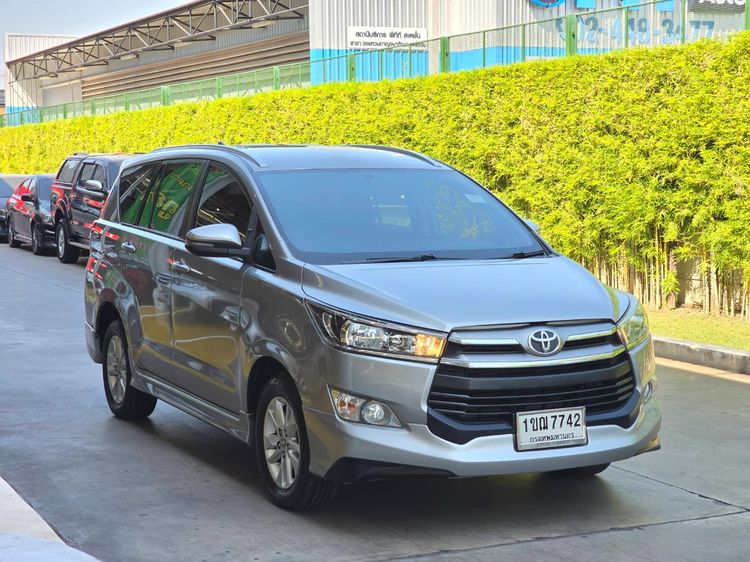 รถ Toyota Innova 2.8 Crysta สี เทา