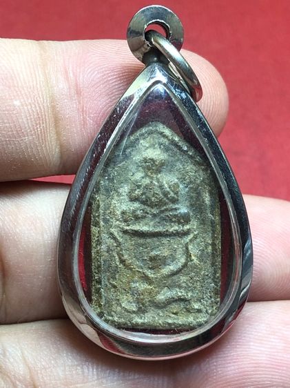 พระปิดตาเนื้อผงครุตแบกแท่น