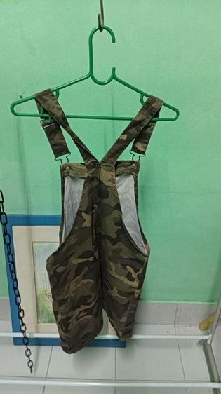 ชุดเอี๊ยมกระโปรงลายทหาร