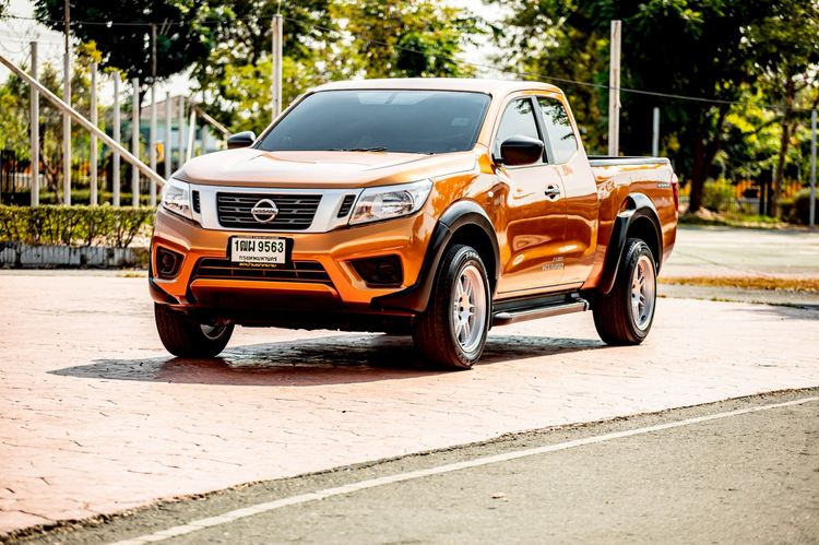 รถ Nissan Navara 2.5 E สี ส้ม