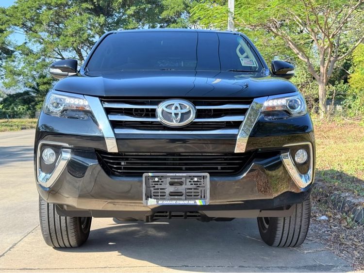 รถ Toyota Fortuner 2.4 V สี ดำ