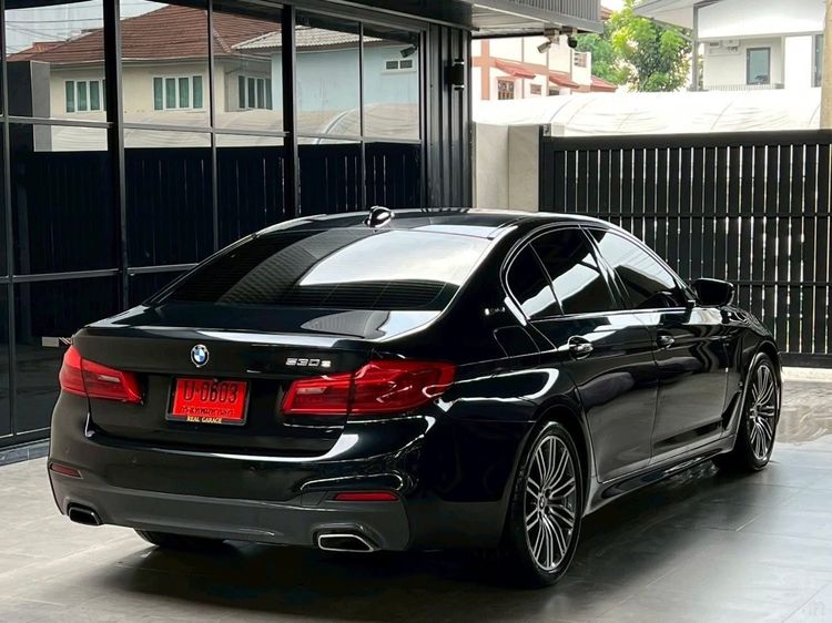 BMW Series 5 2018 530e Sedan ปลั๊กอินไฮบริด (PHEV) ไม่ติดแก๊ส เกียร์อัตโนมัติ ดำ รูปที่ 3