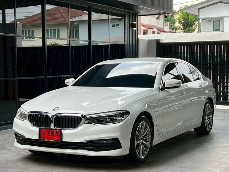 รถ BMW Series 5 530e สี ขาว