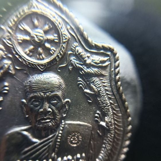 เปิด (เหรียญนิยม) เหรียญมังกรคู่ หลวงปู่หมุน ฐิตสีโล รุ่นเสาร์ ๕ มหาเศรษฐี ซึ่งออกที่วัดป่าหนองหล่ม จังหวัดสระแก้ว ในปี พ.ศ. 2543  รูปที่ 3