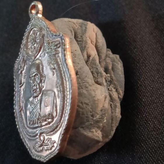 เปิด (เหรียญนิยม) เหรียญมังกรคู่ หลวงปู่หมุน ฐิตสีโล รุ่นเสาร์ ๕ มหาเศรษฐี ซึ่งออกที่วัดป่าหนองหล่ม จังหวัดสระแก้ว ในปี พ.ศ. 2543  รูปที่ 4