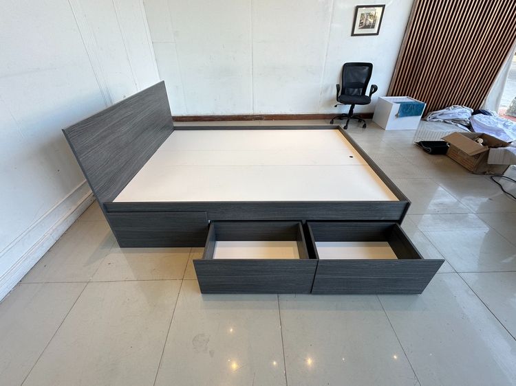 เตียง 5 ฟุต ด้านข้างมีช่องเก็บของ 2 ลิ้นชัก โครงไม้ MDF สีเทาเข้ม  รูปที่ 9