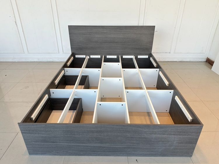 เตียง 5 ฟุต ด้านข้างมีช่องเก็บของ 2 ลิ้นชัก โครงไม้ MDF สีเทาเข้ม  รูปที่ 15