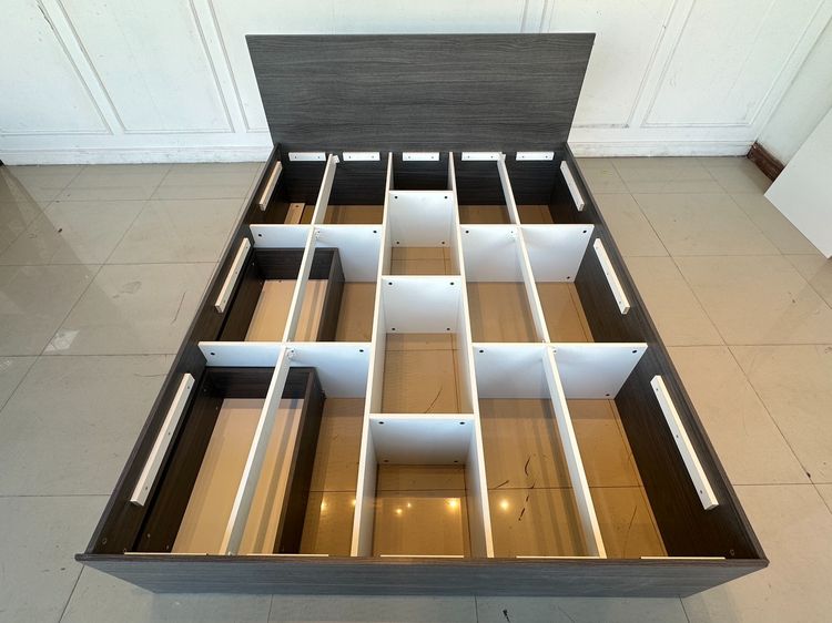 เตียง 5 ฟุต ด้านข้างมีช่องเก็บของ 2 ลิ้นชัก โครงไม้ MDF สีเทาเข้ม  รูปที่ 16