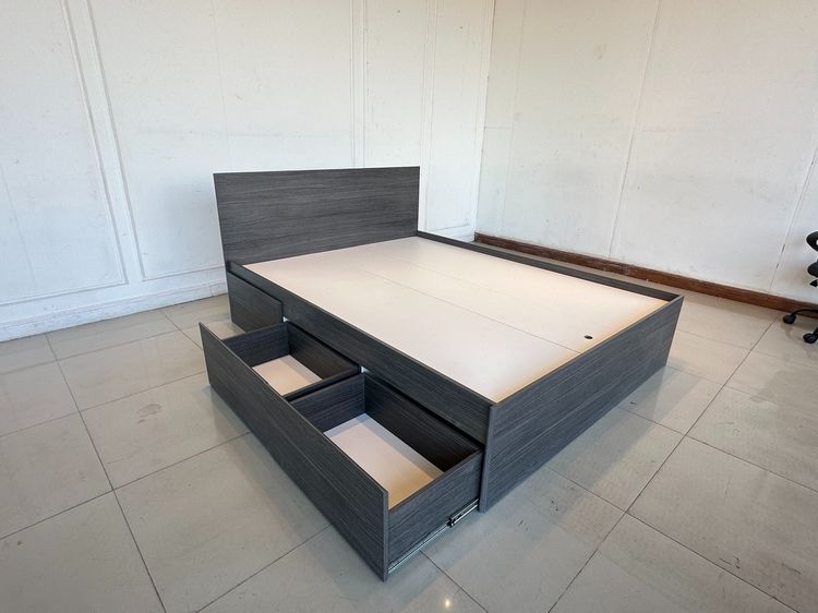 เตียง 5 ฟุต ด้านข้างมีช่องเก็บของ 2 ลิ้นชัก โครงไม้ MDF สีเทาเข้ม  รูปที่ 8