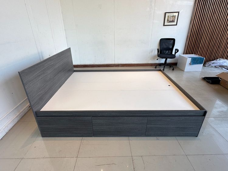 เตียง 5 ฟุต ด้านข้างมีช่องเก็บของ 2 ลิ้นชัก โครงไม้ MDF สีเทาเข้ม  รูปที่ 6