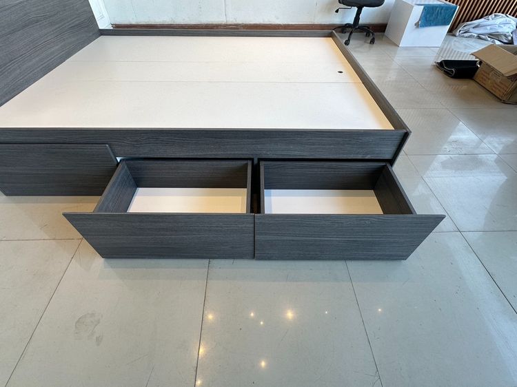 เตียง 5 ฟุต ด้านข้างมีช่องเก็บของ 2 ลิ้นชัก โครงไม้ MDF สีเทาเข้ม  รูปที่ 11