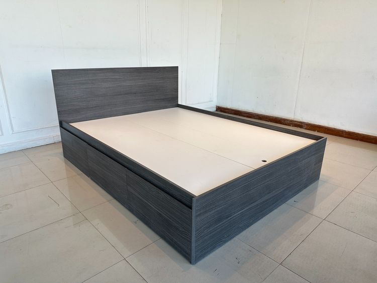 เตียง 5 ฟุต ด้านข้างมีช่องเก็บของ 2 ลิ้นชัก โครงไม้ MDF สีเทาเข้ม  รูปที่ 3
