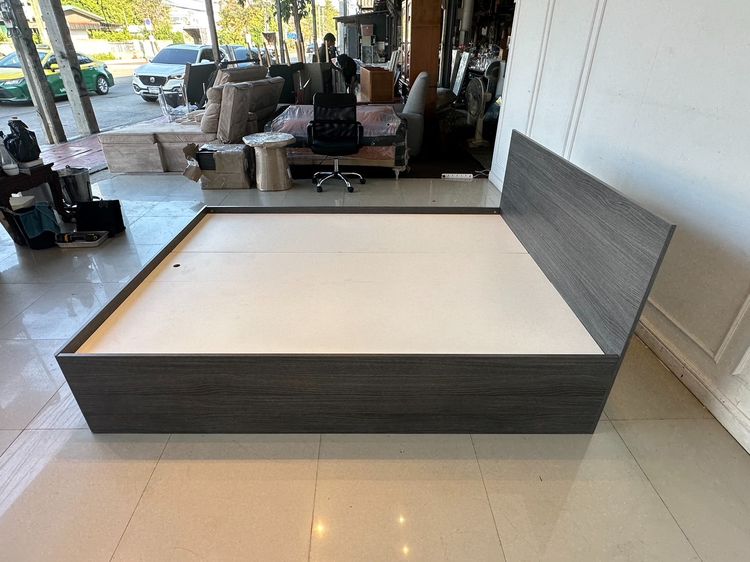 เตียง 5 ฟุต ด้านข้างมีช่องเก็บของ 2 ลิ้นชัก โครงไม้ MDF สีเทาเข้ม  รูปที่ 5