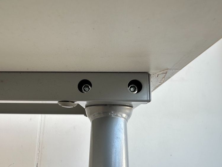 โต๊ะทำงาน แบรนด์ IKEA รุ่น THYGE ท็อปไม้ MDF สีขาว ขาเหล็ก รูปที่ 9