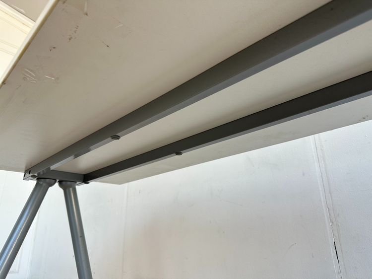 โต๊ะทำงาน แบรนด์ IKEA รุ่น THYGE ท็อปไม้ MDF สีขาว ขาเหล็ก รูปที่ 8