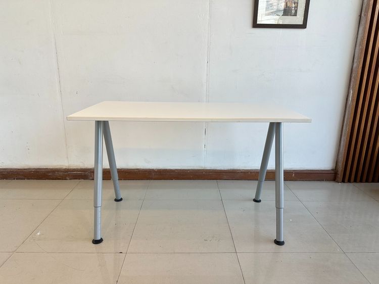 โต๊ะทำงาน แบรนด์ IKEA รุ่น THYGE ท็อปไม้ MDF สีขาว ขาเหล็ก