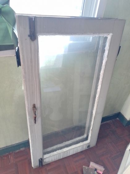 บานหน้าต่างไม้ พร้อมกระจก มือจับ บานพับ และที่ล็อค พร้อมใช้งานมี 2 บาน รูปที่ 4
