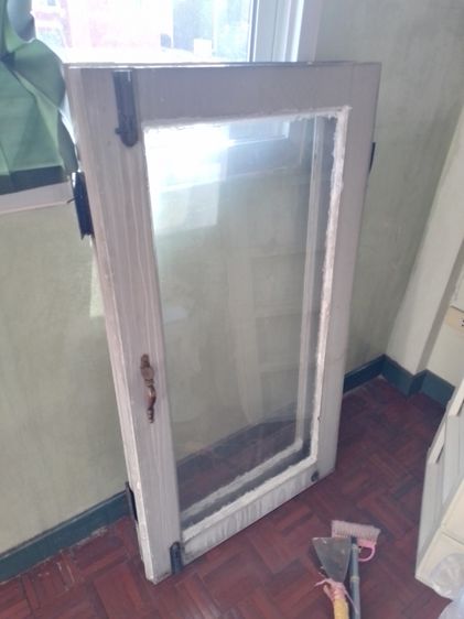 บานหน้าต่างไม้ พร้อมกระจก มือจับ บานพับ และที่ล็อค พร้อมใช้งานมี 2 บาน