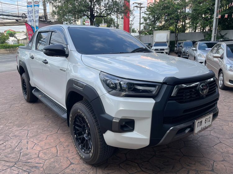 รถ Toyota Hilux Revo Double Cab Prerunner 2x4 2.4 Rocco สี ขาว