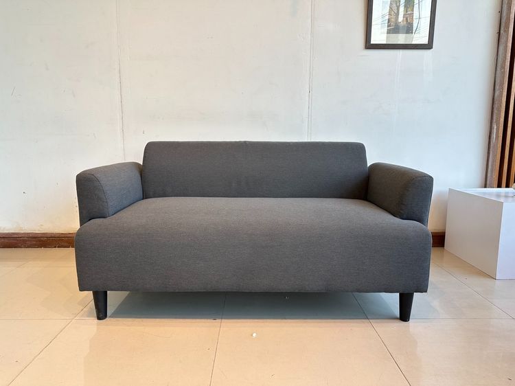 โซฟา 2 ที่นั่ง เบาะผ้าสีเทาเข้ม โครงไม้ MDF ขาพลาสติกสีดำ 