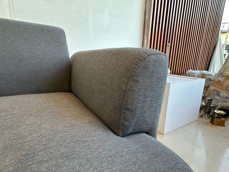 โซฟา 2 ที่นั่ง เบาะผ้าสีเทาเข้ม โครงไม้ MDF ขาพลาสติกสีดำ  รูปที่ 7