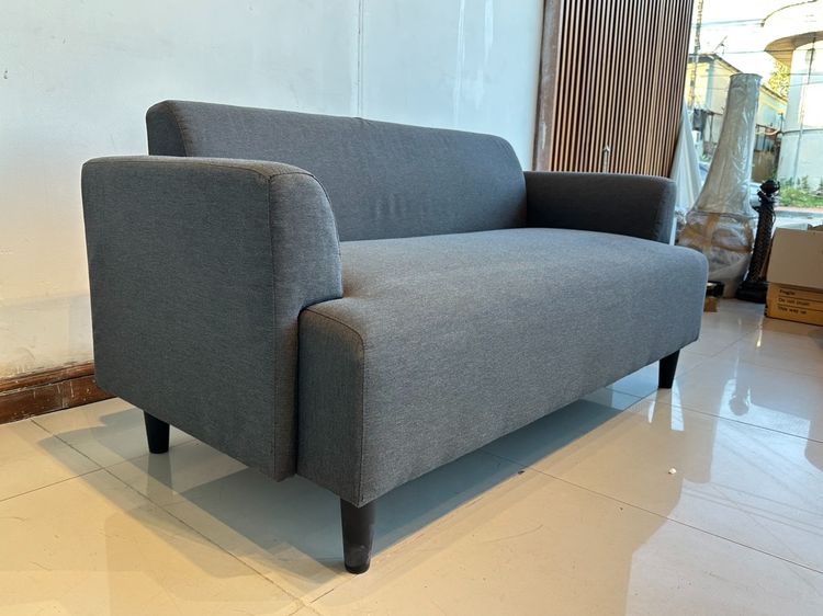 โซฟา 2 ที่นั่ง เบาะผ้าสีเทาเข้ม โครงไม้ MDF ขาพลาสติกสีดำ  รูปที่ 3