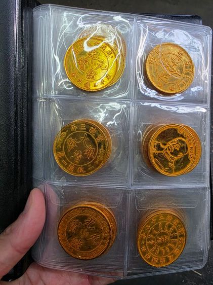 ชุดเหรียญ สีทองเหมาๆ ยกเล่ม ทั้งหมด 60 เหรียญ สวยหายาก คละๆแบบ เดิมๆ ยกเล่ม ขายตามสภาพ น่าสะสม ทั้งหมด พร้อมส่งครับพี่ๆ