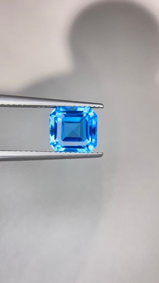 พลอยโทปาซสีน้ำเงินธรรมชาติจากสวิตเซอร์แลนด์ – เจียระไนแบบแอสเชอร์ – 3.57 กะรัต รูปที่ 6
