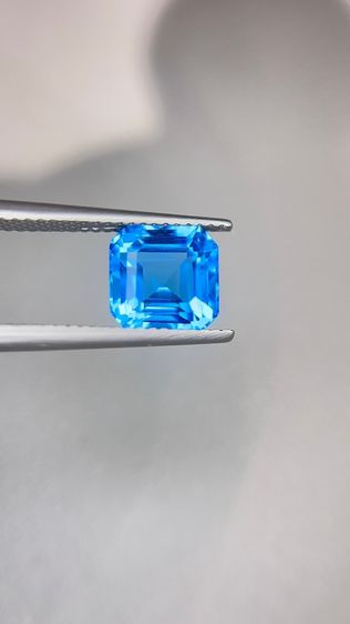 พลอยโทปาซสีน้ำเงินธรรมชาติจากสวิตเซอร์แลนด์ – เจียระไนแบบแอสเชอร์ – 3.57 กะรัต รูปที่ 2