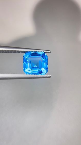 พลอยโทปาซสีน้ำเงินธรรมชาติจากสวิตเซอร์แลนด์ – เจียระไนแบบแอสเชอร์ – 3.57 กะรัต รูปที่ 5