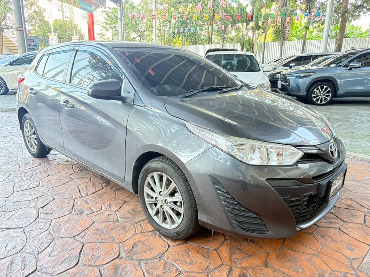 รถ Toyota Yaris 1.2 J สี เทา