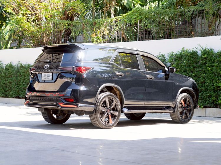 Toyota Fortuner 2018 2.8 TRD Sportivo Utility-car ดีเซล ไม่ติดแก๊ส เกียร์อัตโนมัติ ดำ รูปที่ 4