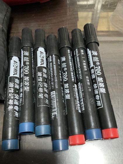 ปากกามาร์กเกอร์ ปากกาเมจิก ปากกาเพ้นท์ ปากกาเขียนกล่องไปรษณีย์ กันน้ำ แบบติดถาวร สีน้ำเงิน สีแดง แท่งละ 5 บาท