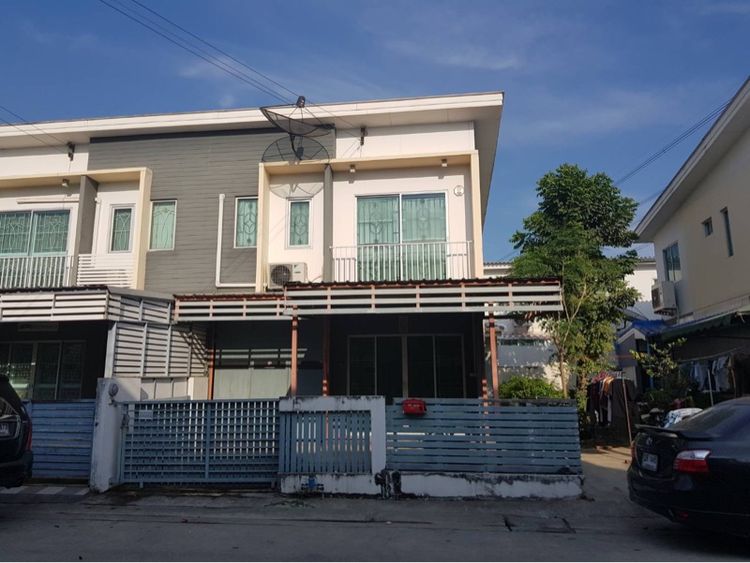 2013 มีบางส่วน บ้านทาวโฮมมือ2