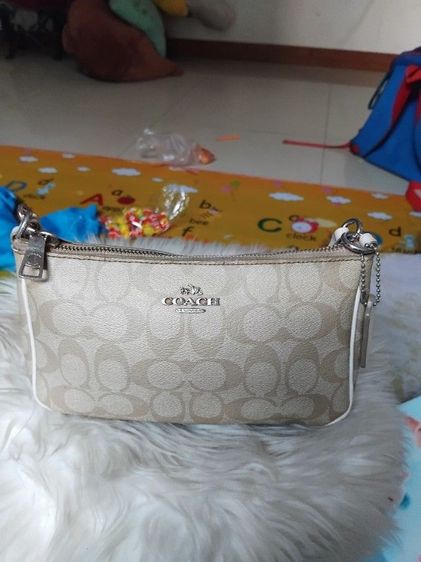 กระเป๋าสะพายไหล่  coach 