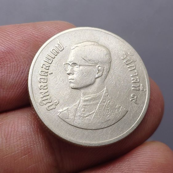 เหรียญ 1 บาท พ.ศ.2525 (วัดพระแก้ว) บล็อกพระเศียรเล็ก “ติดลำดับ 5” สภาพผ่านใช้ รูปที่ 3