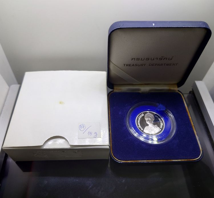เหรียญเงินขัดเงา 150 บาท ที่ระลึกเฉลิมพระชนมพรรษา 5 รอบ สมเด็จพระนางเจ้าสิริกิติ์ พระบรมราชินีนาถ พ.ศ.2535 พร้อมกล่องหนัง รูปที่ 5