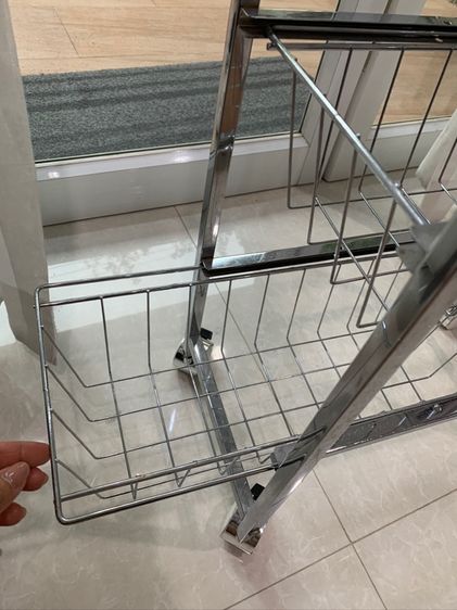 ชั้นวางของ top ไม้สีขาวจาก Homepro ขาเหล็กเคลือบเงา ชั้นตะแกรงเลื่อนได้ สวยและใช้งานได้ดีค่ะ รูปที่ 6