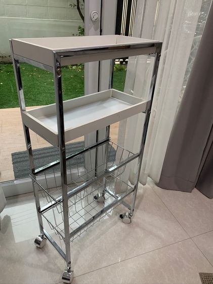 ชั้นวางของ top ไม้สีขาวจาก Homepro ขาเหล็กเคลือบเงา ชั้นตะแกรงเลื่อนได้ สวยและใช้งานได้ดีค่ะ