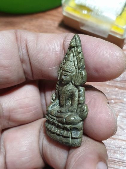 รูปหล่อผ่าซีก พระพุทธชินราช หลังยันต์ อกเลานูน เนื้อเหลืองอมเขียว ไม่ทราบวัดและปีที่ออก พระพิมพ์ลึกชัดเจน สภาพโดยรวม สวย ไม่ผ่านการใช้ รูปที่ 4