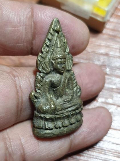 รูปหล่อผ่าซีก พระพุทธชินราช หลังยันต์ อกเลานูน เนื้อเหลืองอมเขียว ไม่ทราบวัดและปีที่ออก พระพิมพ์ลึกชัดเจน สภาพโดยรวม สวย ไม่ผ่านการใช้ รูปที่ 3