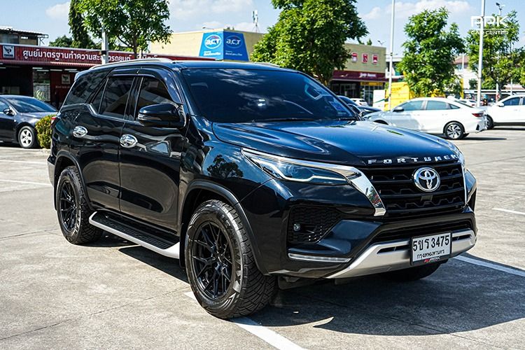 Toyota Fortuner 2021 2.4 V 4WD Utility-car เบนซิน ไม่ติดแก๊ส เกียร์อัตโนมัติ ดำ รูปที่ 3