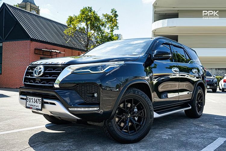 รถ Toyota Fortuner 2.4 V 4WD สี ดำ