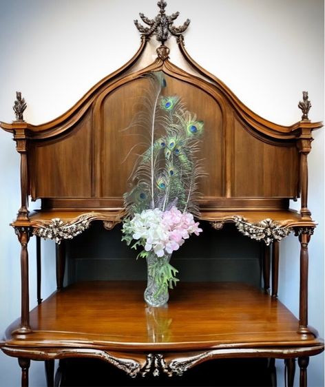 แจกันคริสตัลพร้อมดอกไม้และขนนกยุง