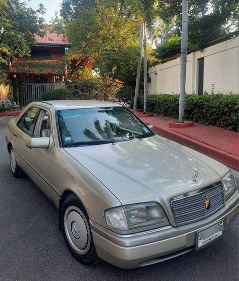 รถ Mercedes-Benz C-Class C220 สี ทอง