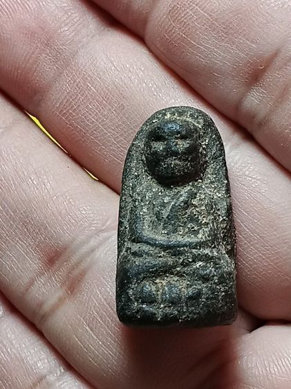 หลวงปู่ทวด เนื้อว่าน พิมพ์พระรอดหน้าใหญ่ รุ่นแรก ปี2497 สภาพสวยเดิม พระเก็บเก่าผิวจากบนหิ้งเก่าเลยครับ รูปที่ 9