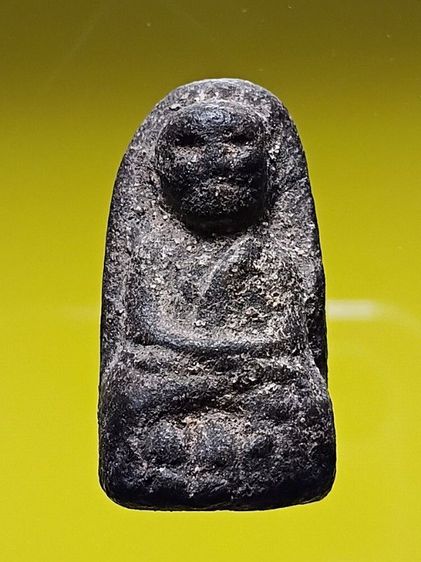 หลวงปู่ทวด เนื้อว่าน พิมพ์พระรอดหน้าใหญ่ รุ่นแรก ปี2497 สภาพสวยเดิม พระเก็บเก่าผิวจากบนหิ้งเก่าเลยครับ รูปที่ 3