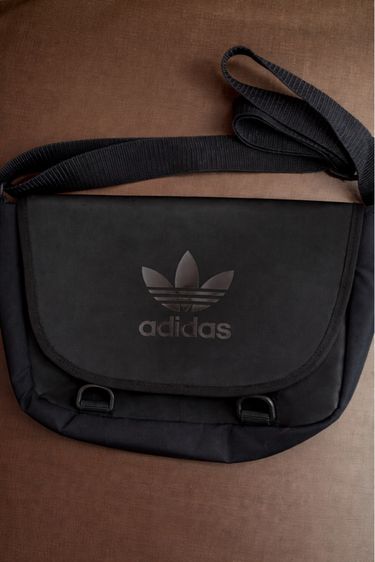 Adidas กระเป๋าสะพายข้างสีดำ (Adicolor Archive Messenger Bag) (IB9318)