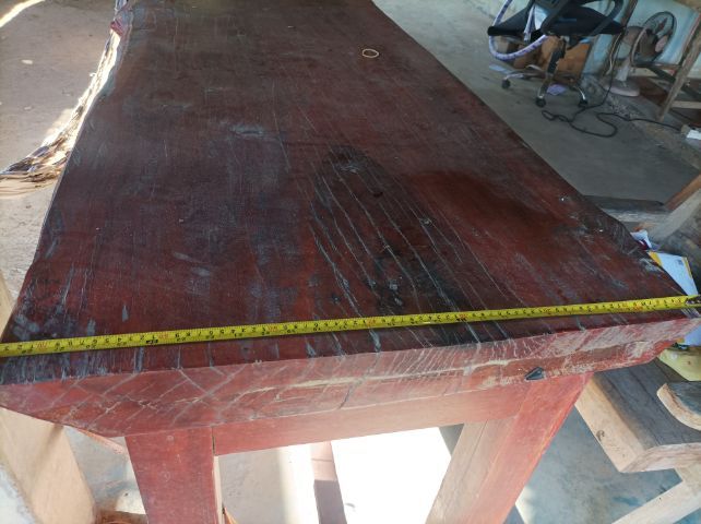 โต๊ะไม้กระบก