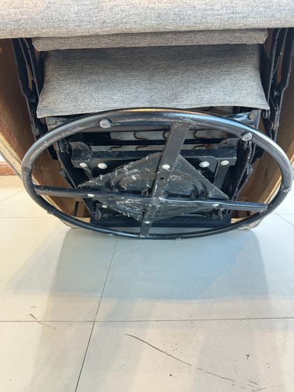 เก้าอี้อาร์มแชร์ เบาะผ้าสีเทา โครงไม้จริง ขาเหล็กทรงกลมโยกได้ หมุนได้ 360 องศา รูปที่ 16